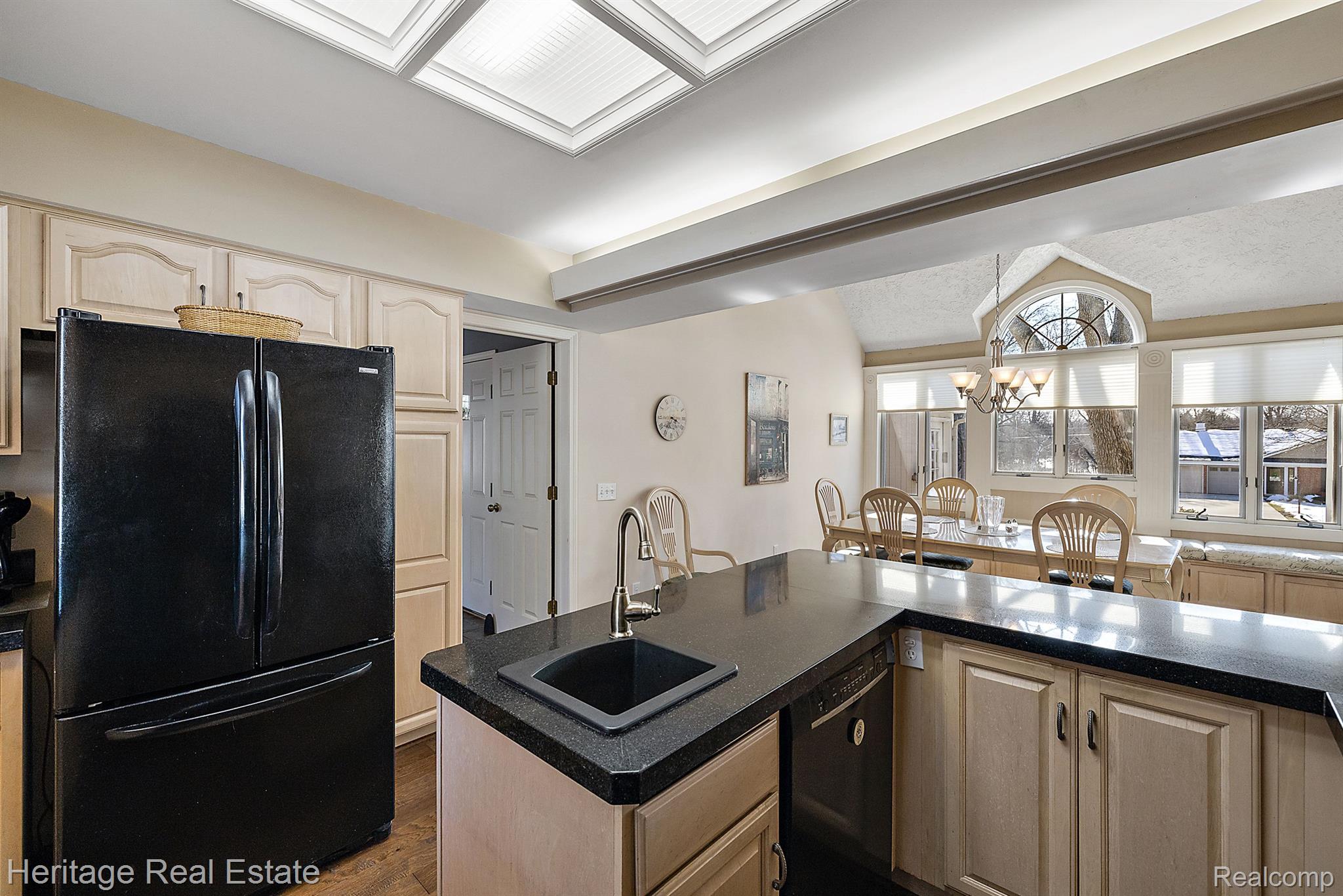 6052 Middle Lake Road Clarkston, MI 48346 - Photo 11 of 47 Kitchen w/peninsula, newer flooring & granite