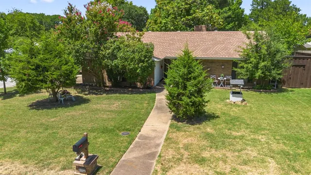 a view of a garden with lawn chairs