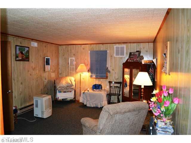 4811 Grubbs Road Walkertown, NC 27051 - Photo 13 of 16 Den/Family/Great Room.