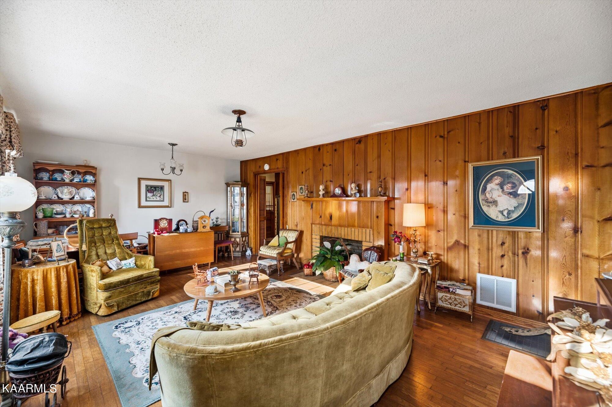 1211 Spring Street Philadelphia, TN 37846 - Photo 3 of 25 a living room with furniture and a large window