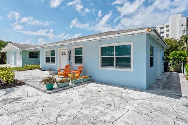 a view of a house with a backyard