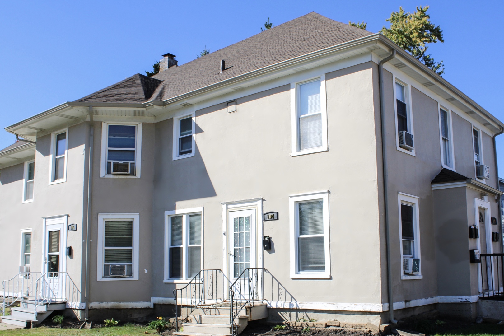 109 Cary Street Cary, IL 60013 - Photo 4 of 21 a front view of a house