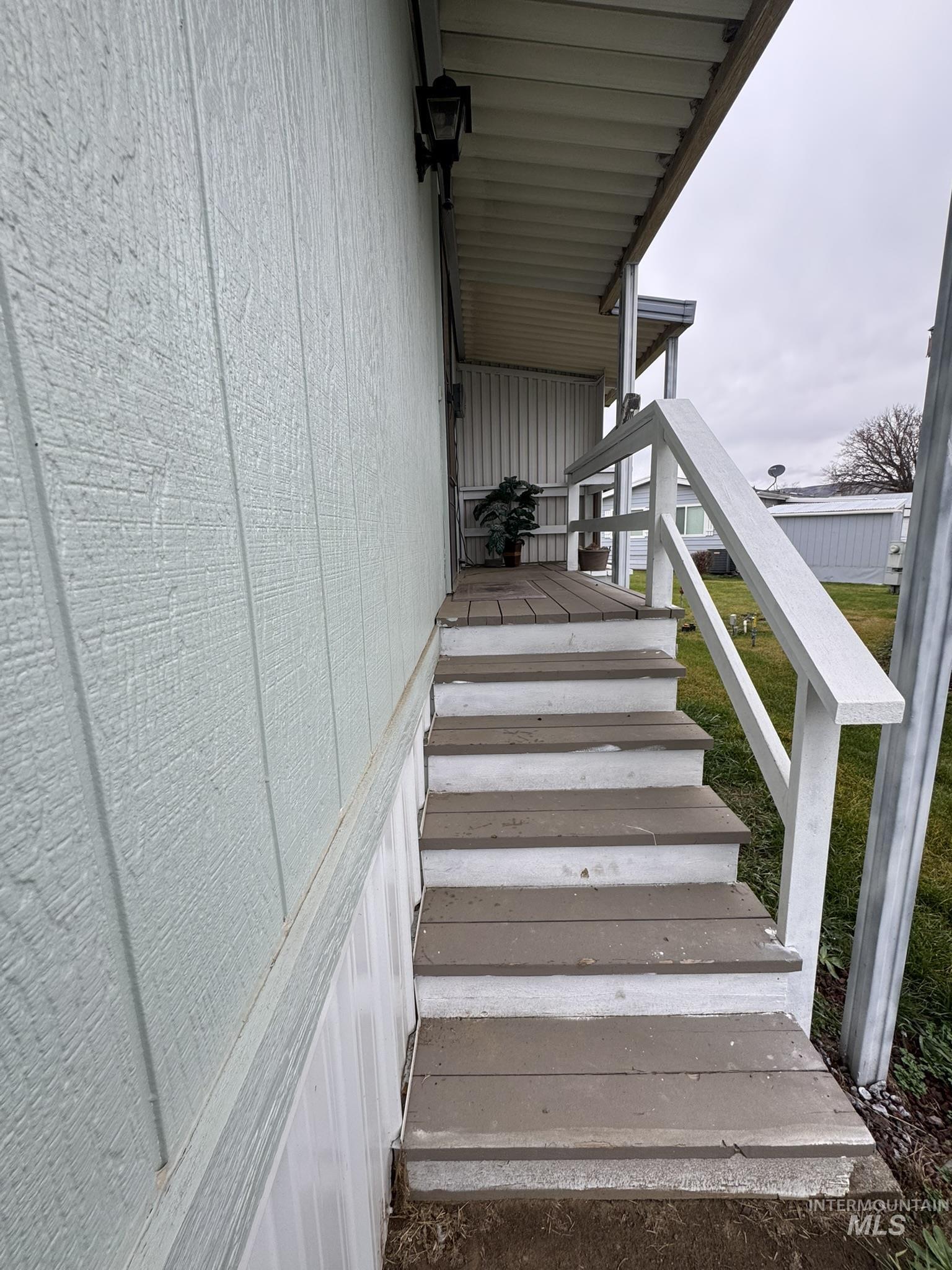 2015 6th Avenue, Unit 308 Clarkston, WA 99403 - Photo 21 of 39 View of staircase