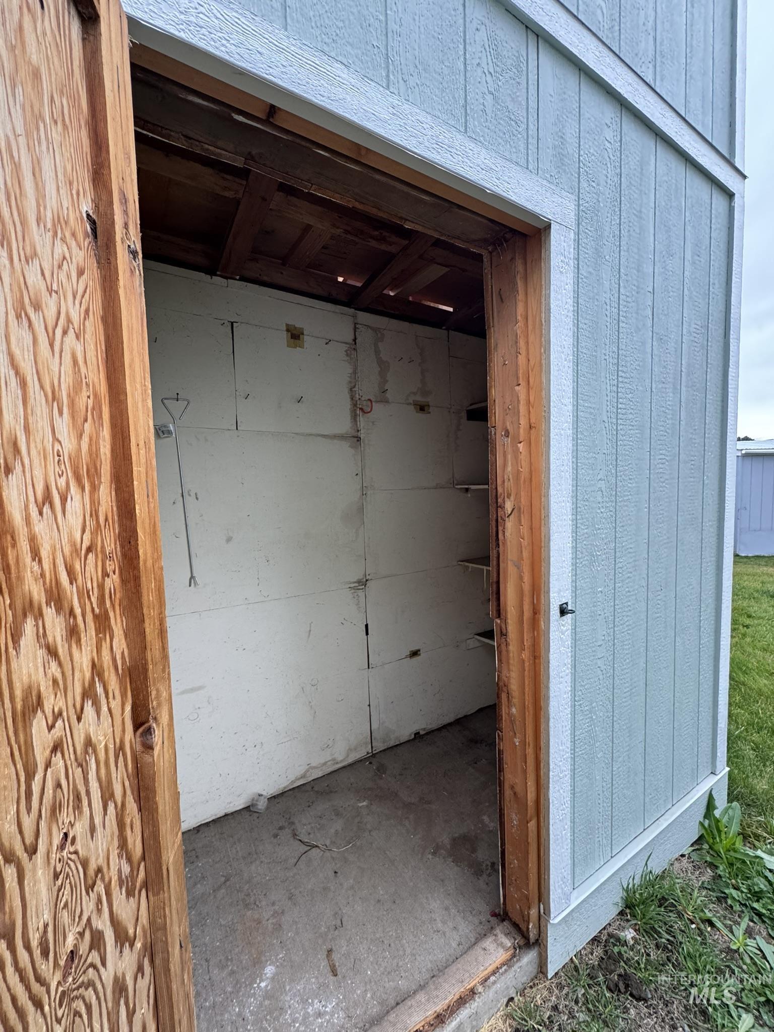 2015 6th Avenue, Unit 308 Clarkston, WA 99403 - Photo 25 of 39 View of garage
