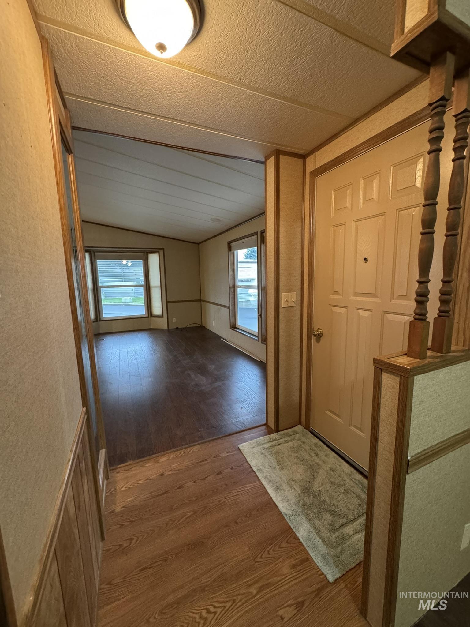 2015 6th Avenue, Unit 308 Clarkston, WA 99403 - Photo 4 of 39 Entrance foyer with lofted ceiling, wood finished floors, and a textured wall