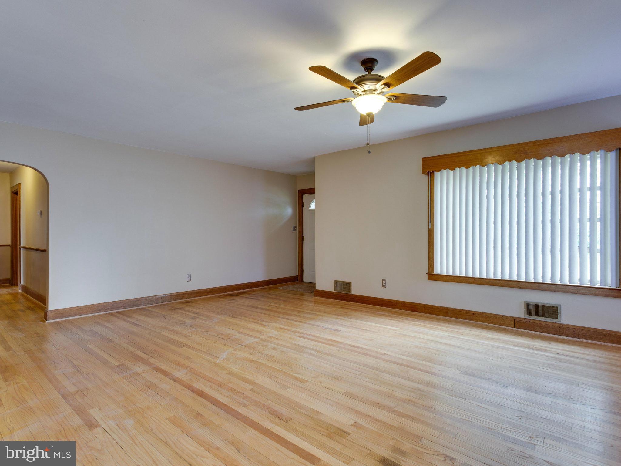 1902 Sunberry Road Baltimore, MD 21222 - Photo 3 of 16 Living Room
