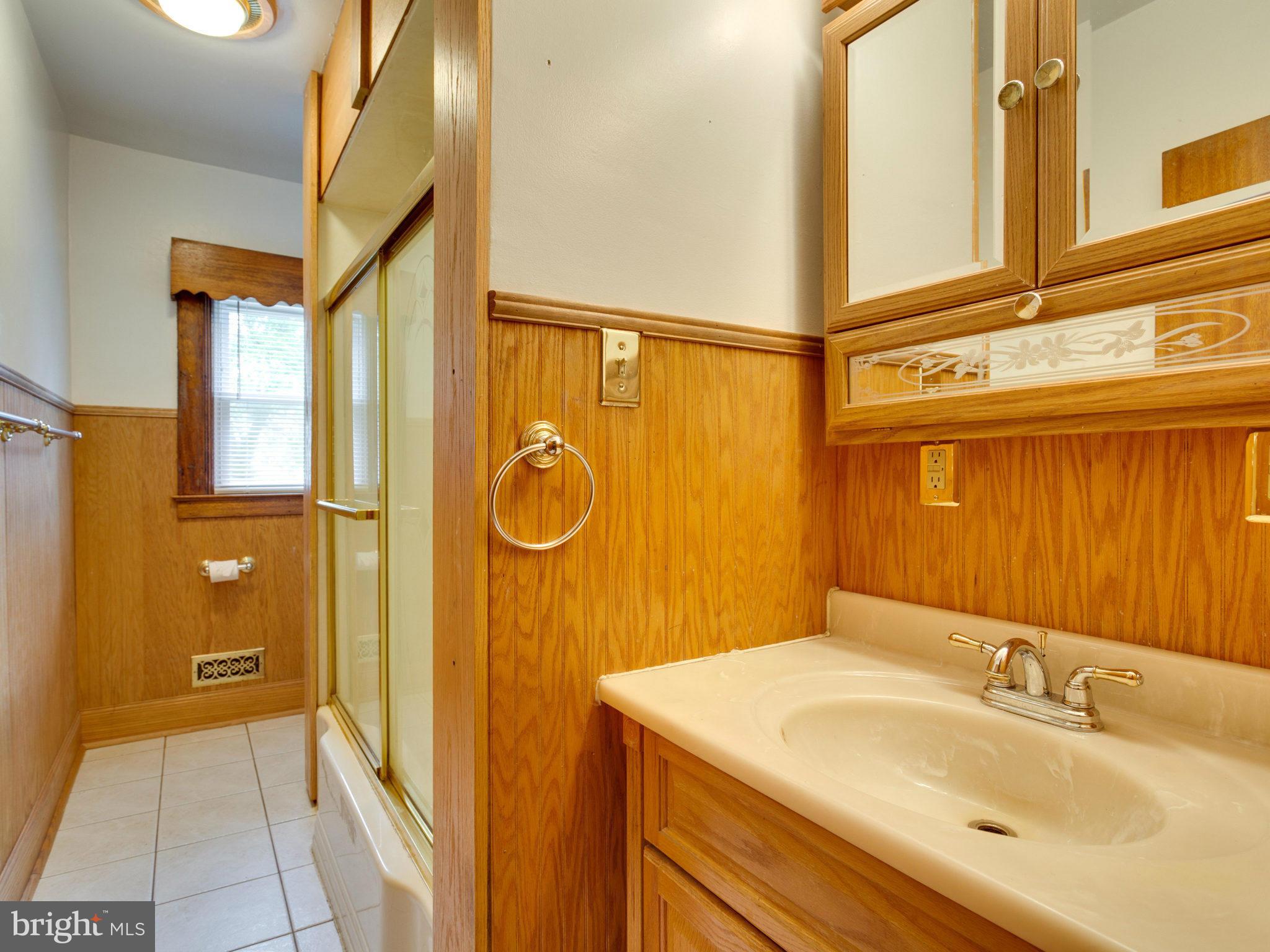 1902 Sunberry Road Baltimore, MD 21222 - Photo 9 of 16 Bath