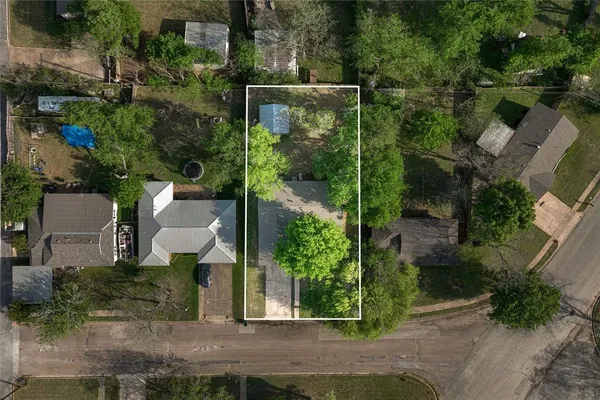 an outdoor view of house with outdoor space