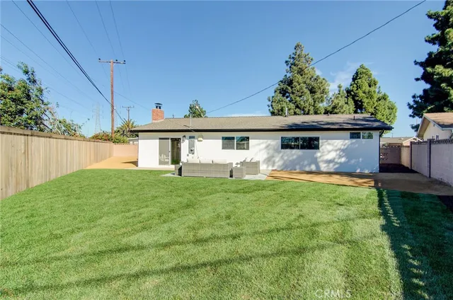 a view of a house with backyard and garden