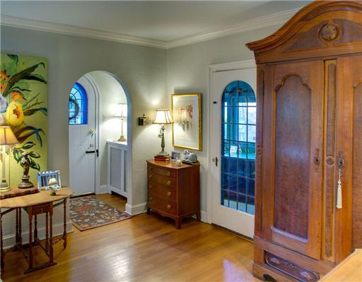 929 Wellesley Road Highland Park, PA 15206 - Photo 4 of 18 Entry/Foyer.