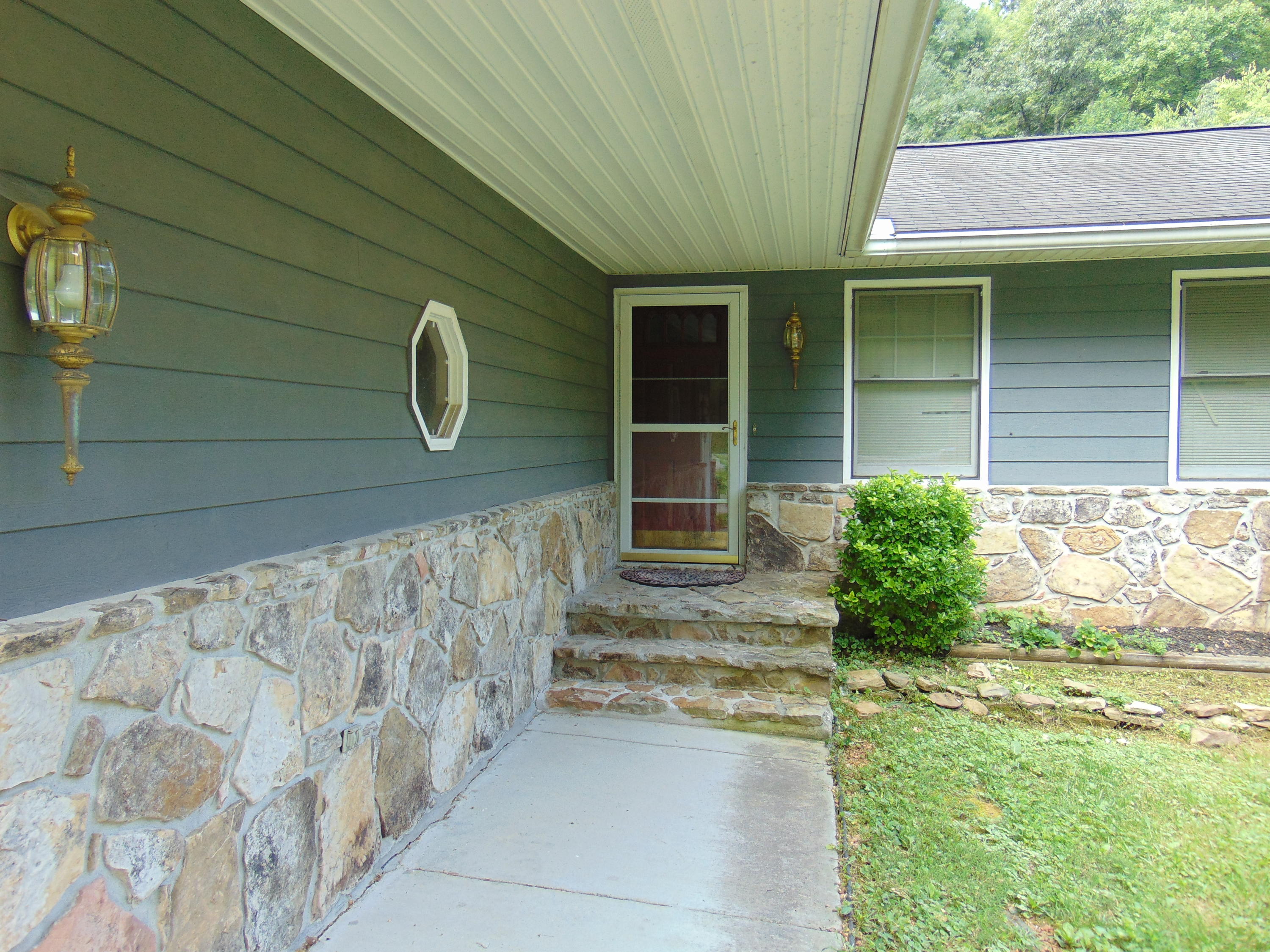 520 Spring Street Clinton, TN 37716 - Photo 2 of 32 DSC01357