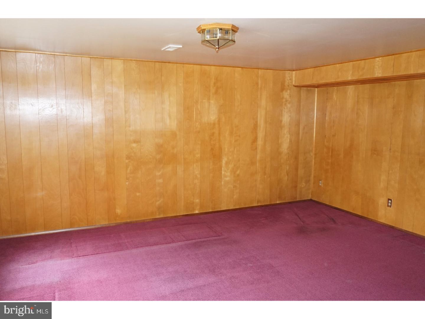 805 Rennard Circle Philadelphia, PA 19116 - Photo 11 of 25 Family Room