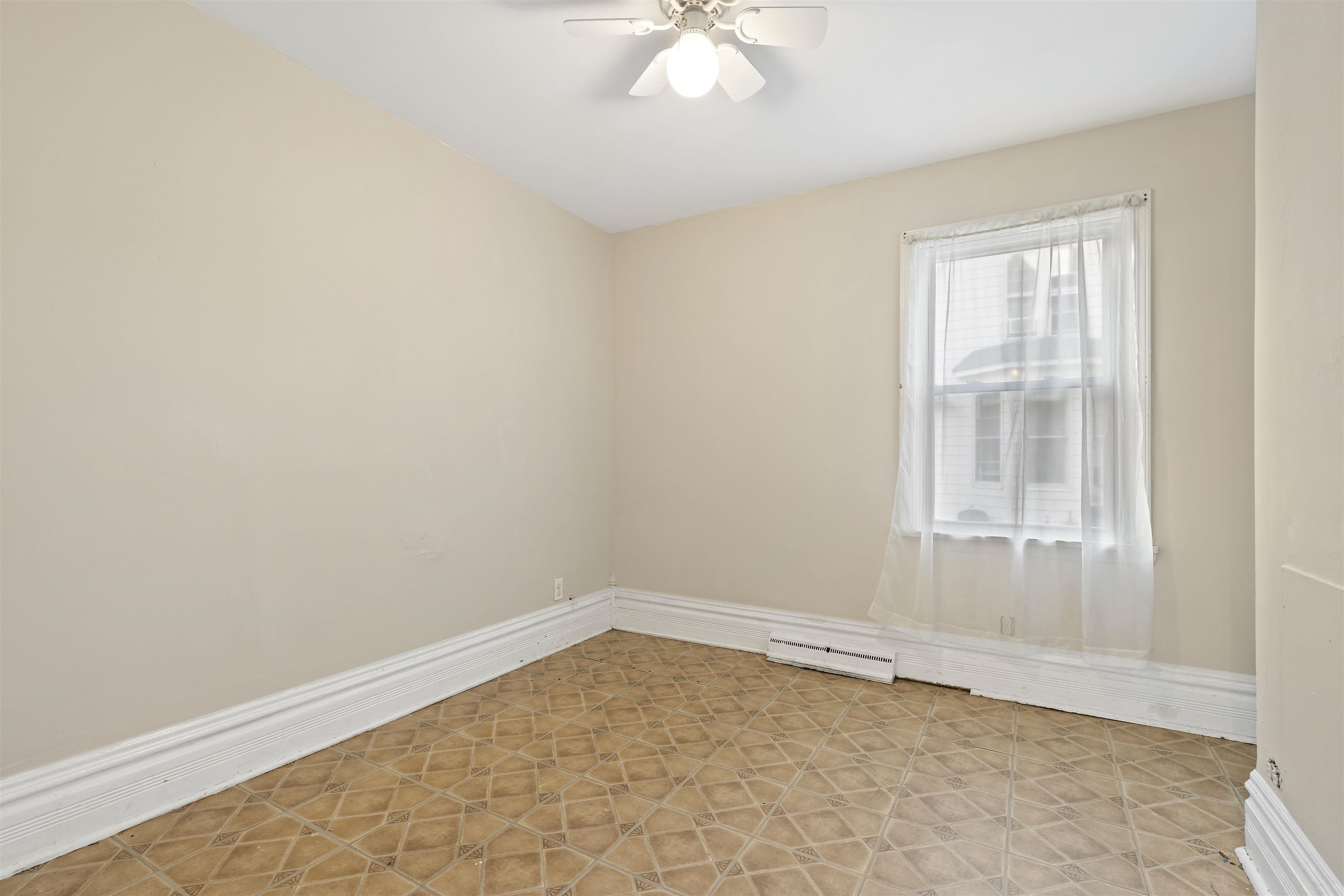 638 Grace Street Elgin, IL 60120 - Photo 10 of 12 an empty room with a window