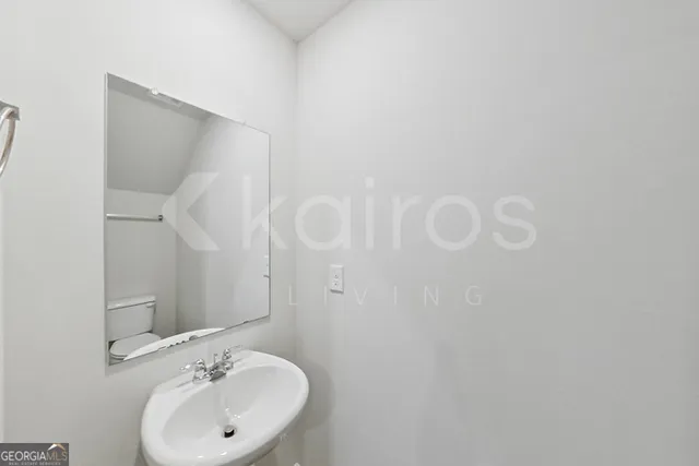 a view of empty room with window