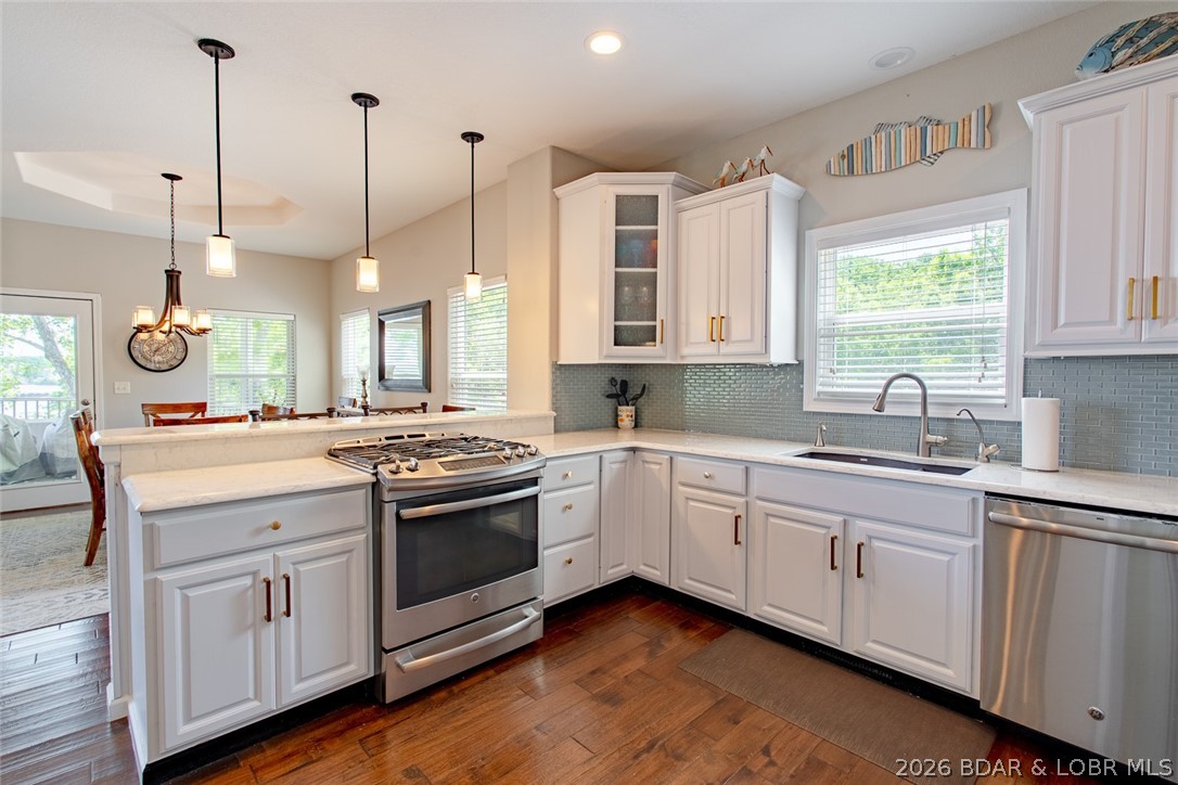 150 Cub Cove Point Camdenton, MO 65020 - Photo 10 of 89 Light bright kitchen w/gas stove and glass tile ba