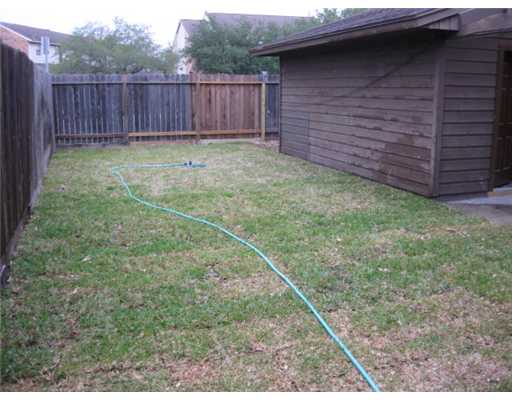6901 Edgebrook Drive Corpus Christi, TX 78413 - Photo 3 of 10 a backyard of a house