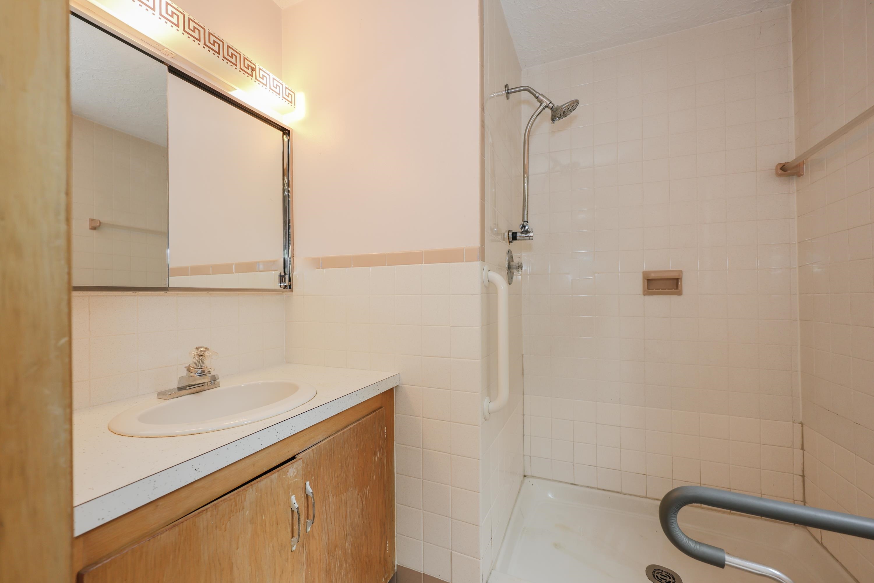 833 Mammoth Road Manchester, NH 03104 - Photo 12 of 40