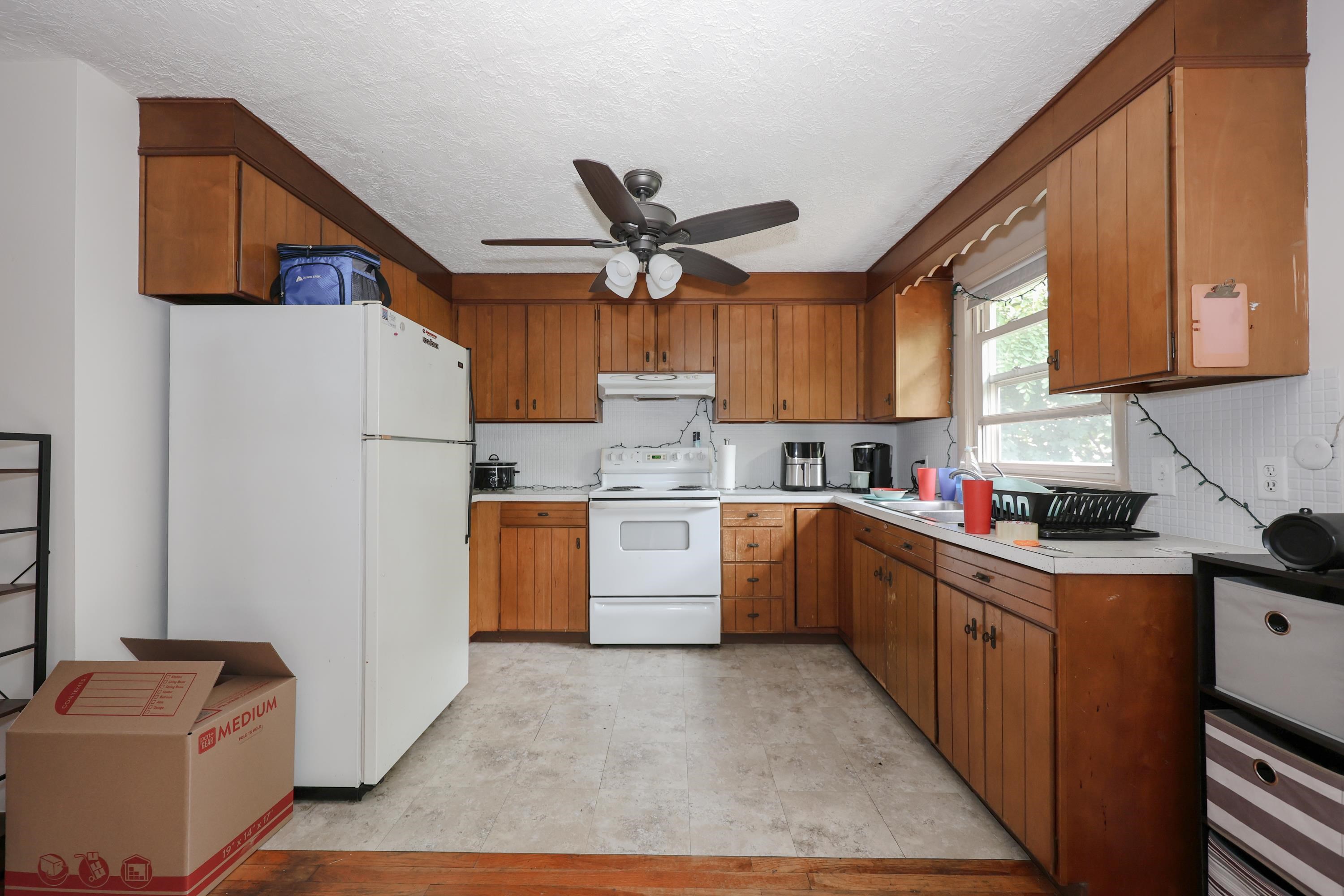 833 Mammoth Road Manchester, NH 03104 - Photo 23 of 40