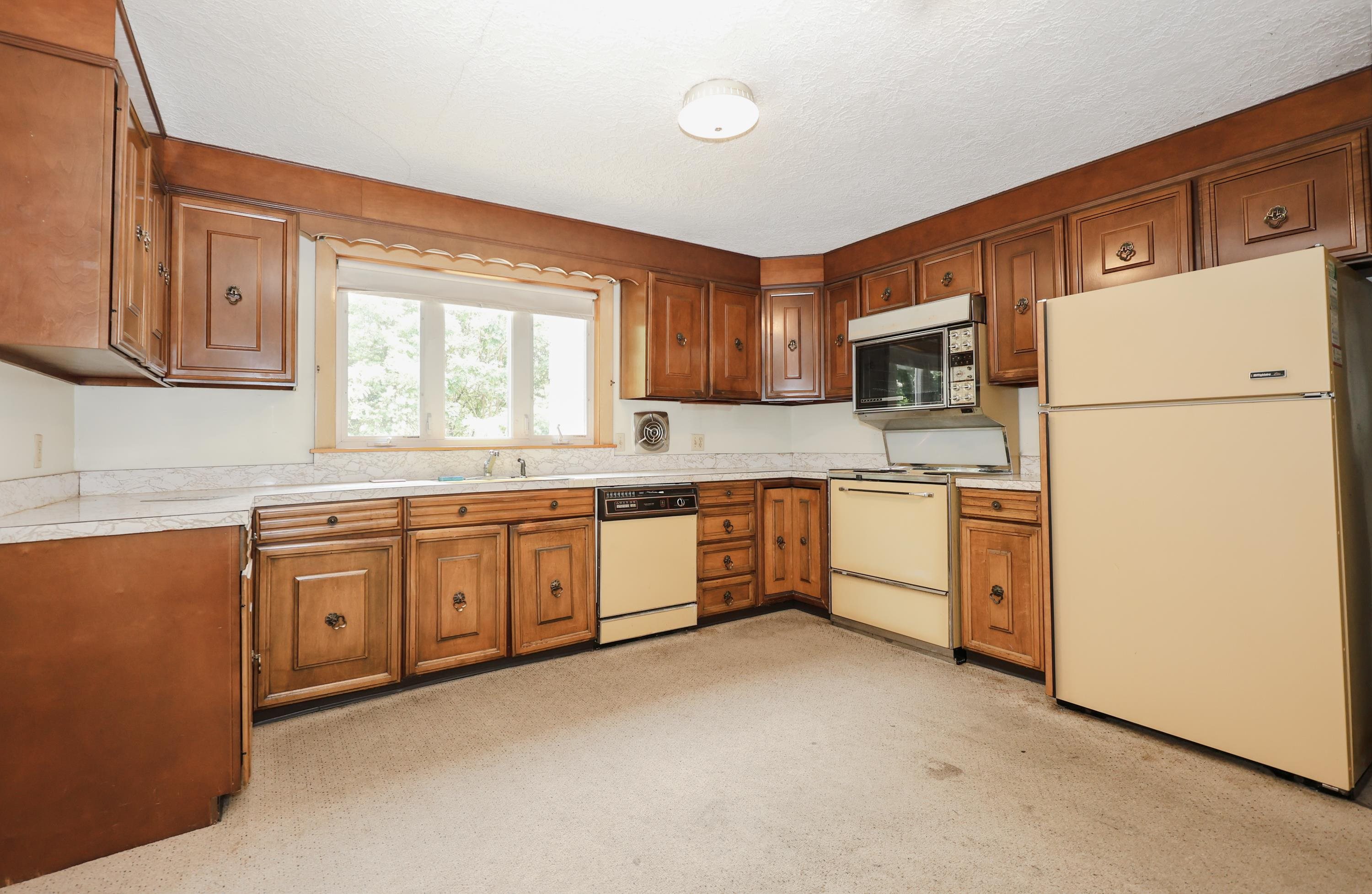 833 Mammoth Road Manchester, NH 03104 - Photo 3 of 40