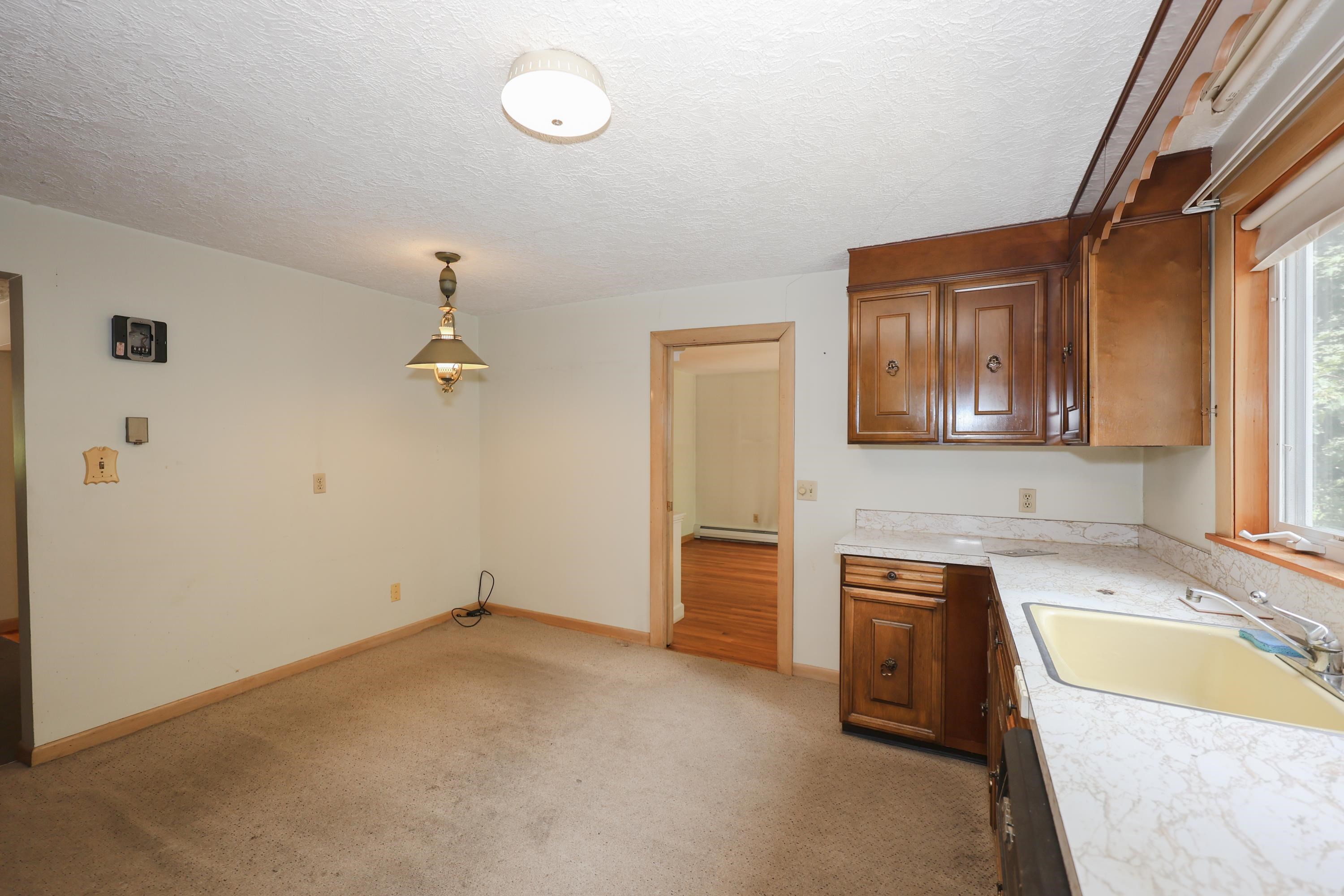 833 Mammoth Road Manchester, NH 03104 - Photo 4 of 40