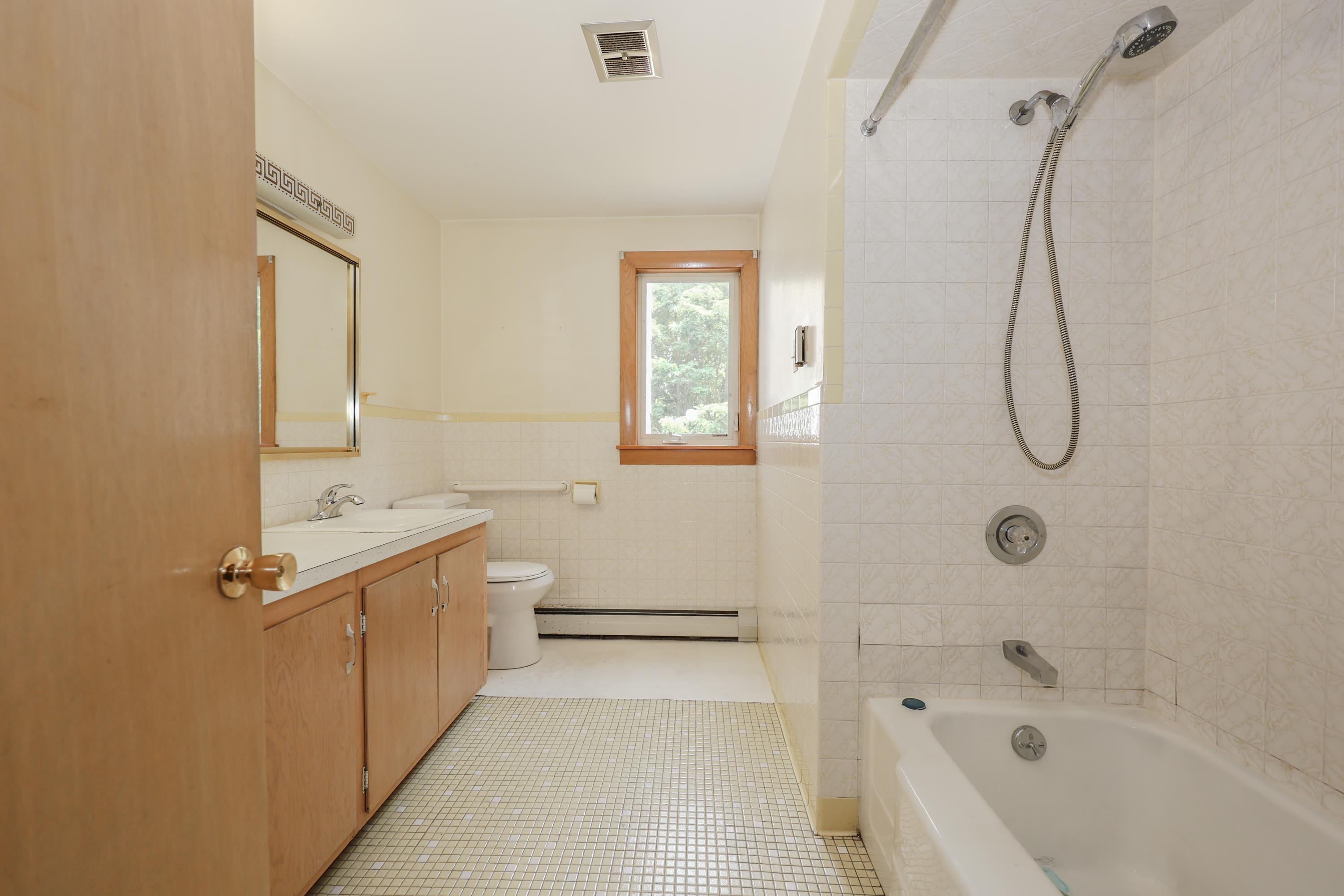 833 Mammoth Road Manchester, NH 03104 - Photo 5 of 40