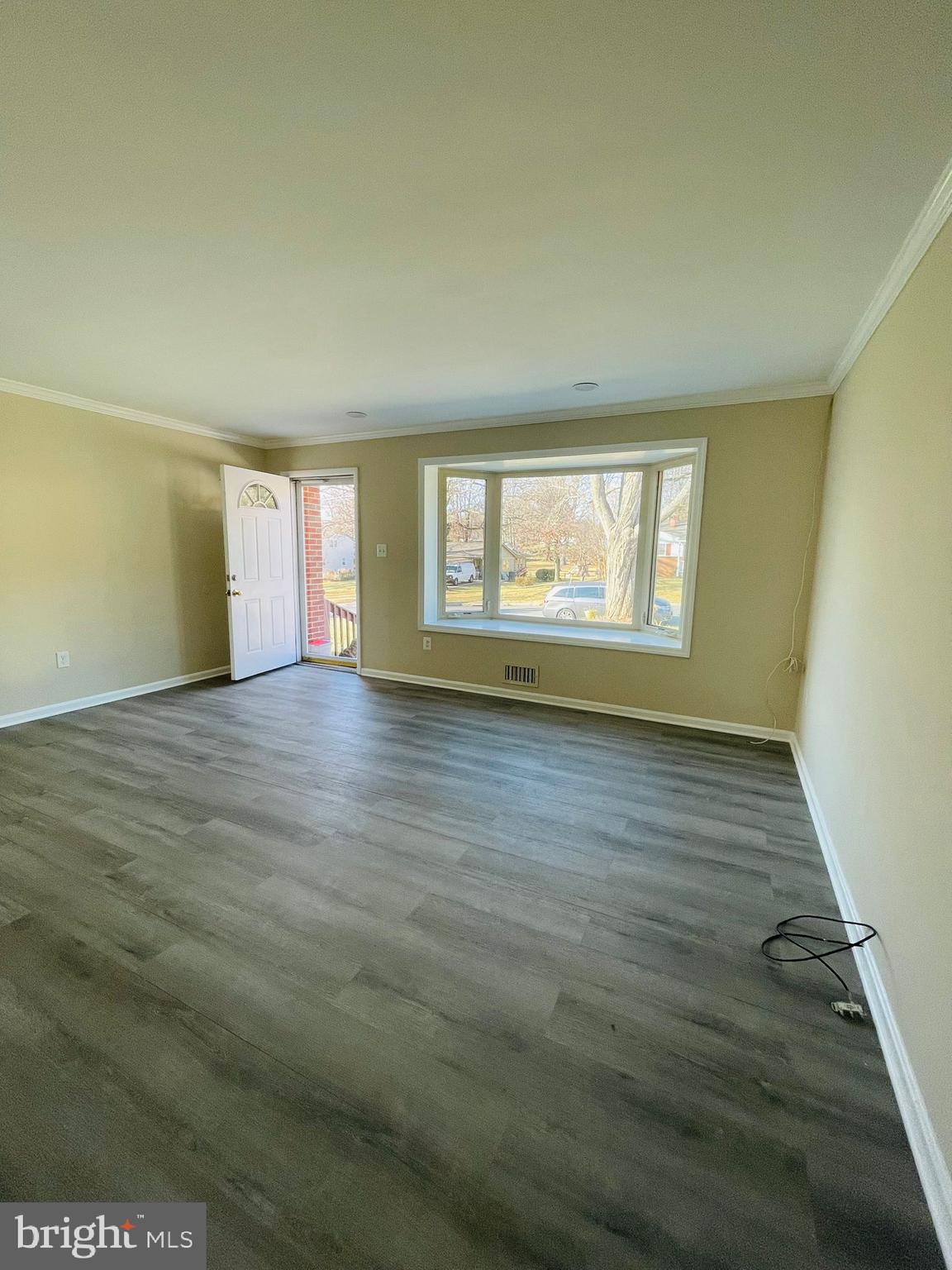 207 Oakton Road Gaithersburg, MD 20877 - Photo 12 of 14 Living room