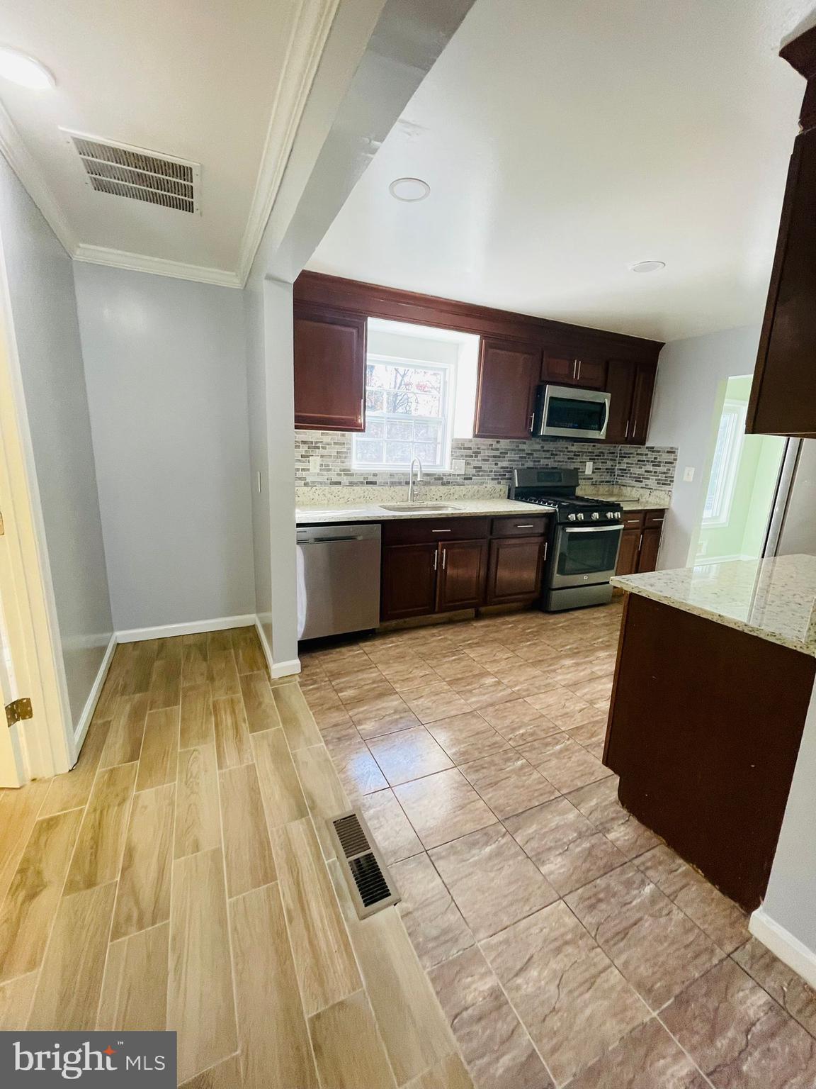 207 Oakton Road Gaithersburg, MD 20877 - Photo 13 of 14 Kitchen