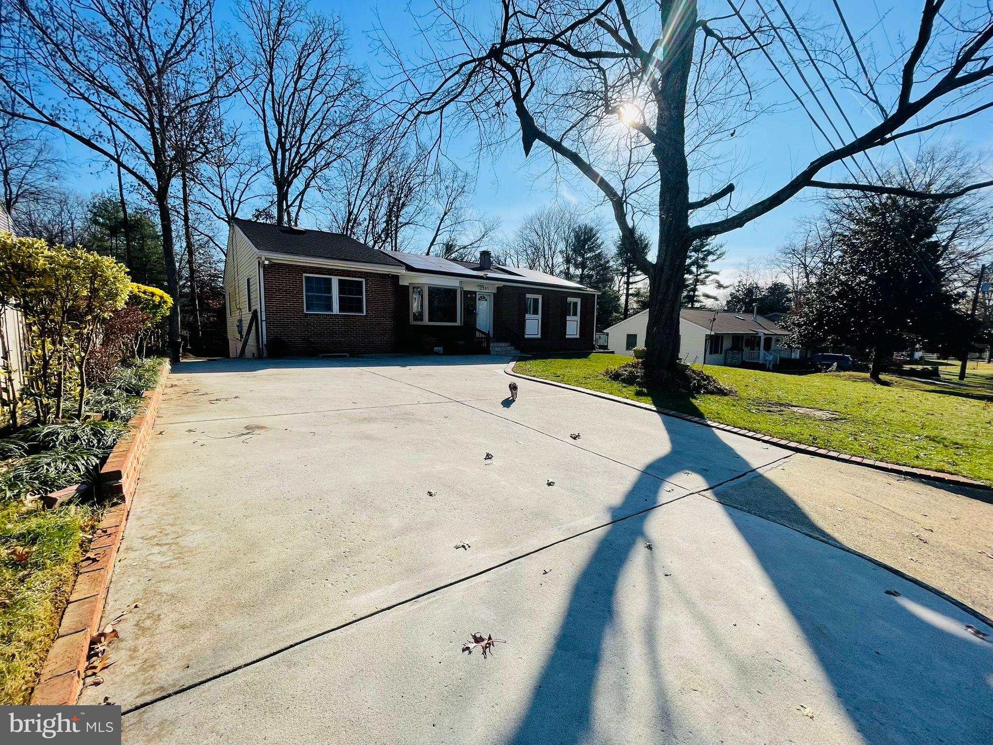 207 Oakton Road Gaithersburg, MD 20877 - Photo 4 of 14 Driveway