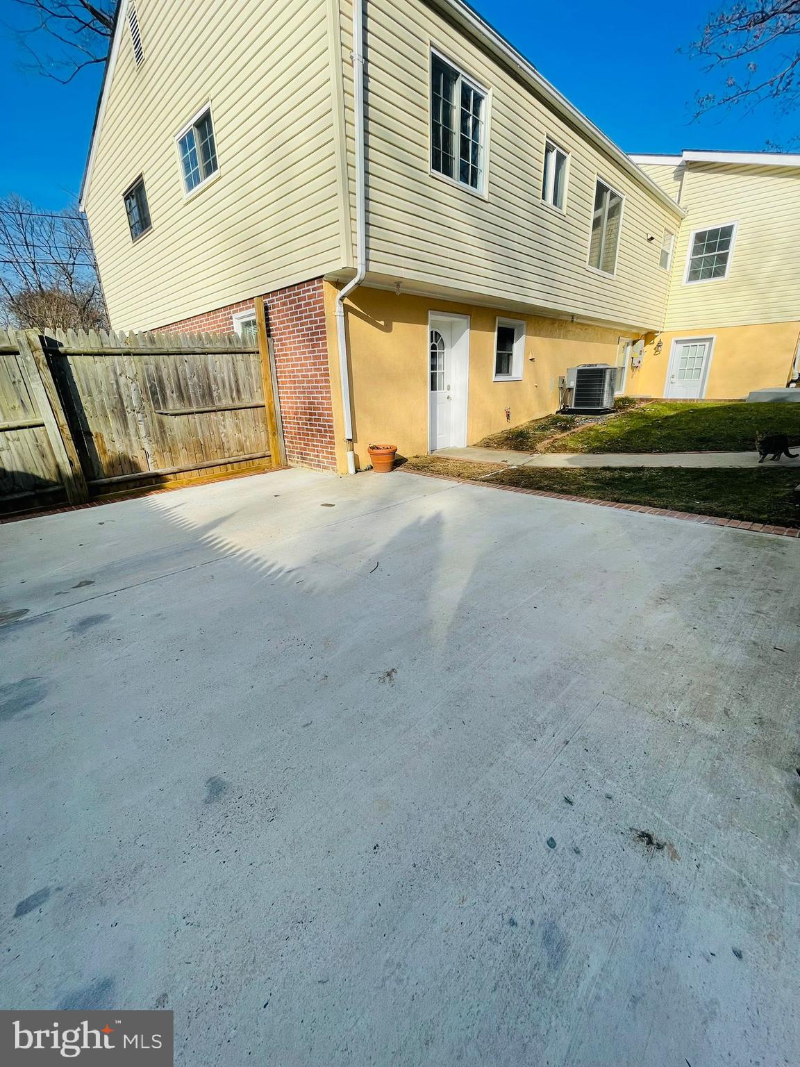 207 Oakton Road Gaithersburg, MD 20877 - Photo 6 of 14 Rear