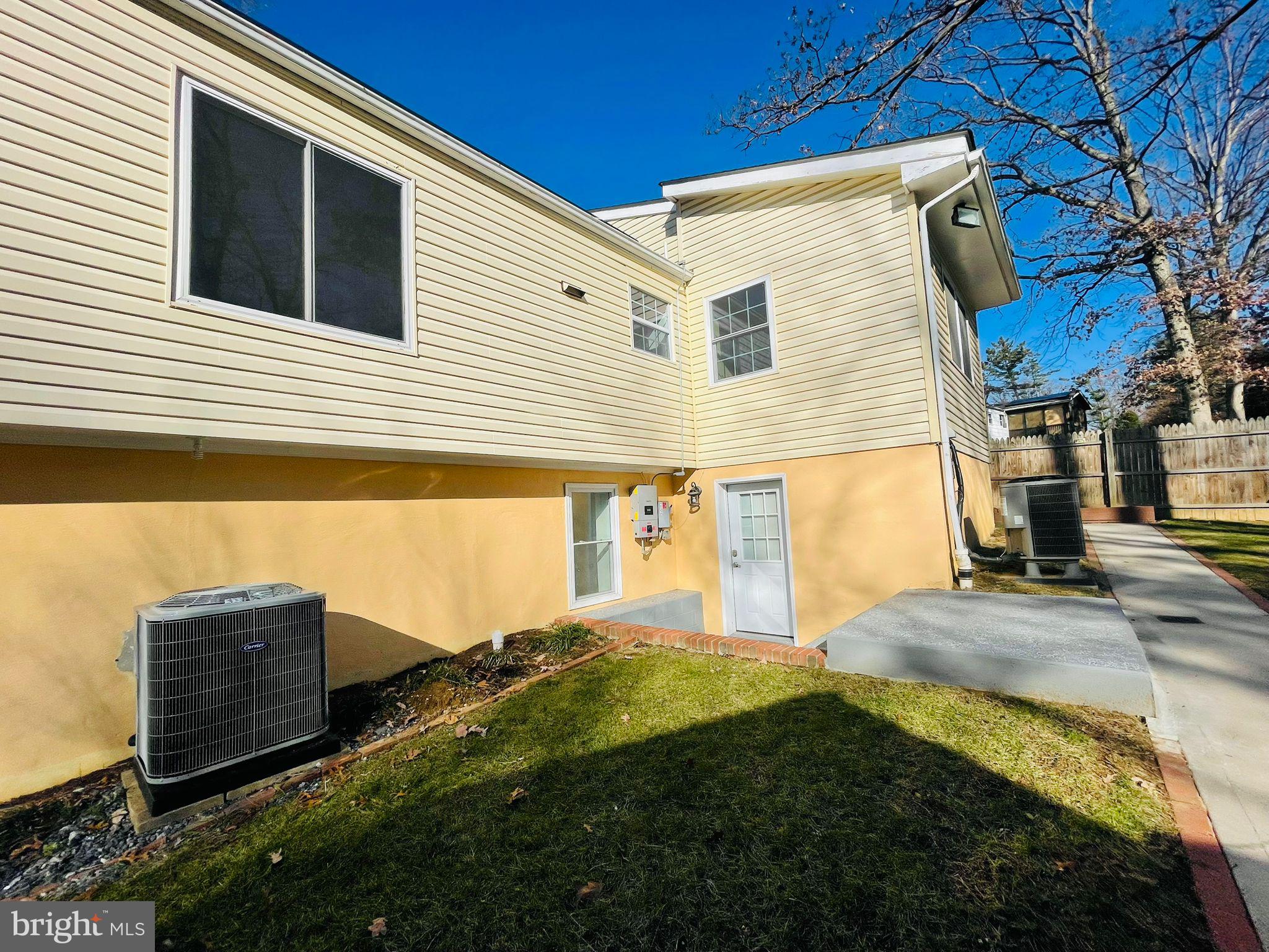207 Oakton Road Gaithersburg, MD 20877 - Photo 7 of 14 Rear