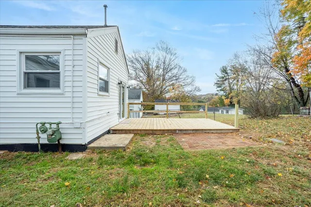 a view of a yard with a house