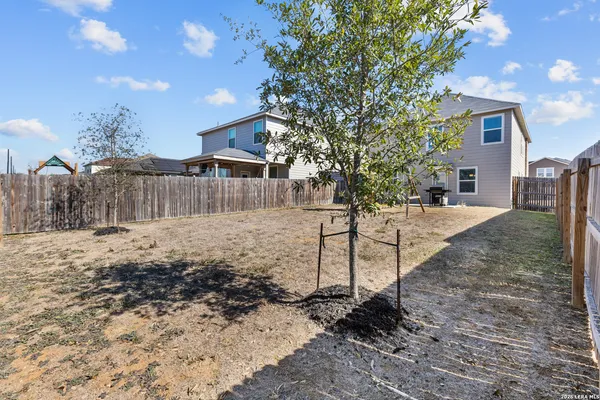 a view of backyard of the house