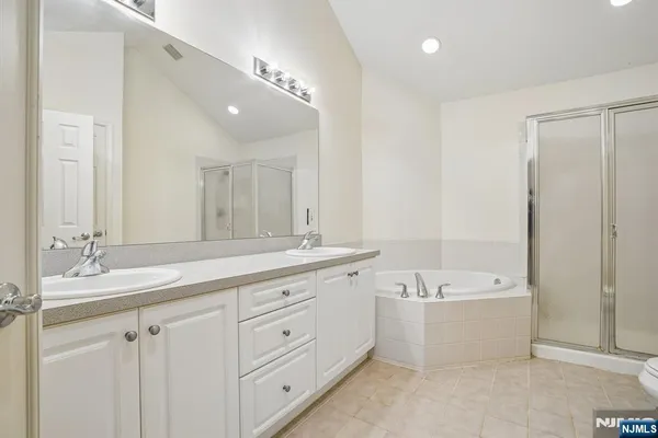 $689,000 | 204 Edmonton Court, Unit 67, Livingston, NJ 07039