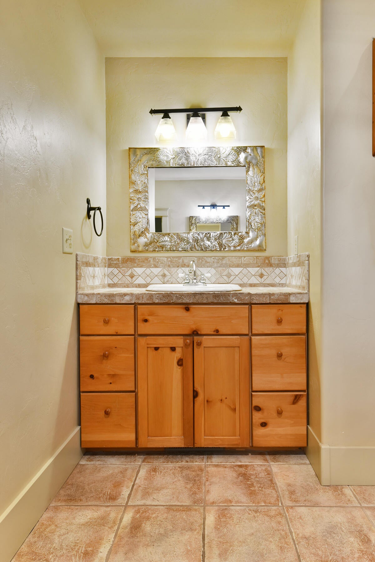 1800 Old Military Road Central Point, OR 97502 - Photo 25 of 49 2nd vanity in primary bath