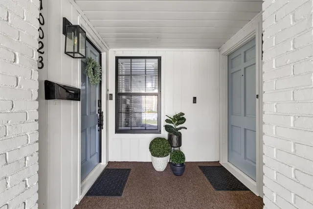 a view of entryway and hall