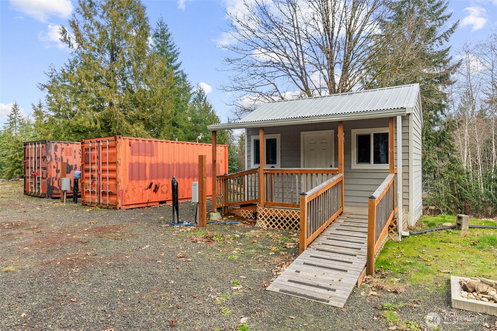 a view of a house with backyard and trees