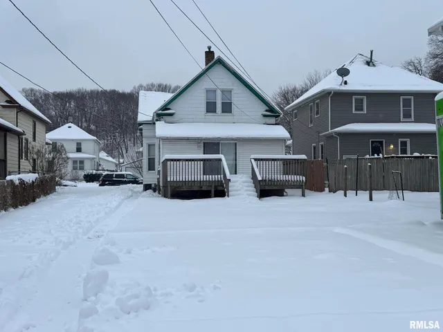 a car parked in front of a white house