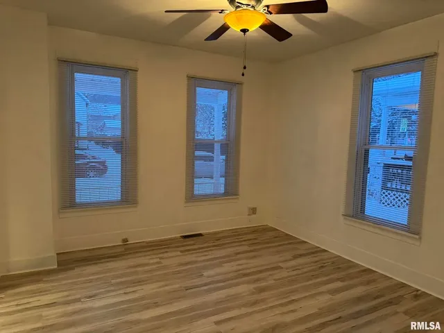 $1,200 | 105 6th Avenue, Moline, IL 61265