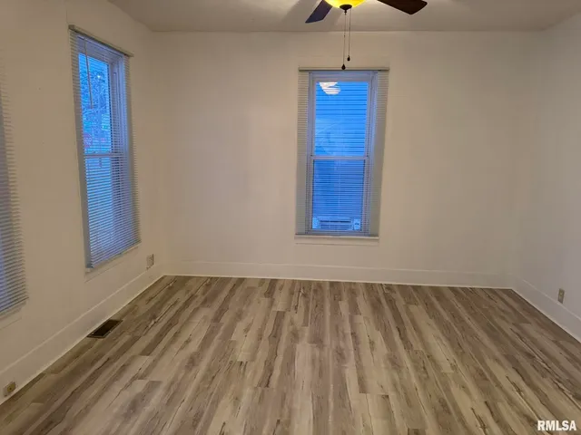 $1,200 | 105 6th Avenue, Moline, IL 61265