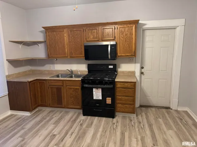 $1,200 | 105 6th Avenue, Moline, IL 61265