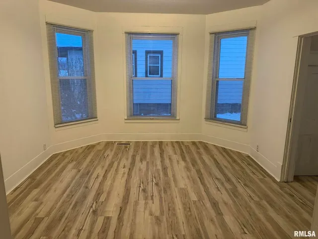 $1,200 | 105 6th Avenue, Moline, IL 61265