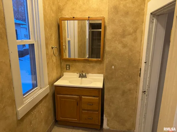 $1,200 | 105 6th Avenue, Moline, IL 61265
