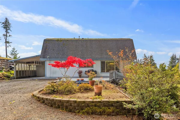 a view of a house with a yard