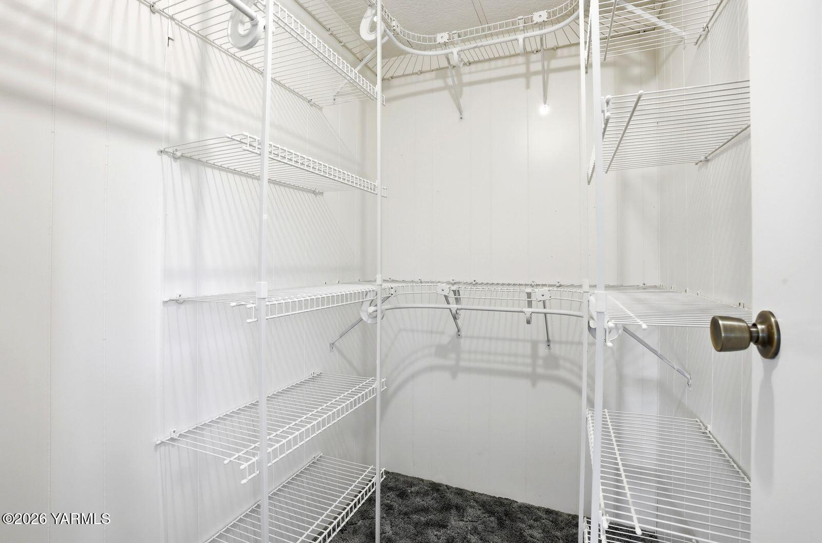 13301 Marble Road Yakima, WA 98908 - Photo 17 of 29 17 -primary walk in closet