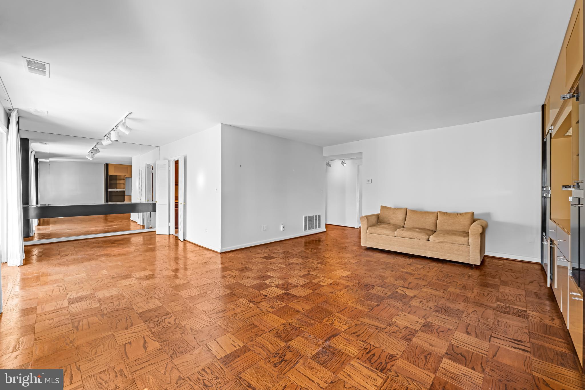 4 Cross Keys Road, Unit 4E Baltimore, MD 21210 - Photo 5 of 17 spacious living room