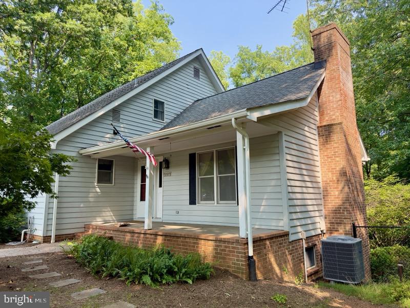 7237 Baldwin Ridge Road Warrenton, VA 20187 - Photo 3 of 15 Charming home with inviting porch.