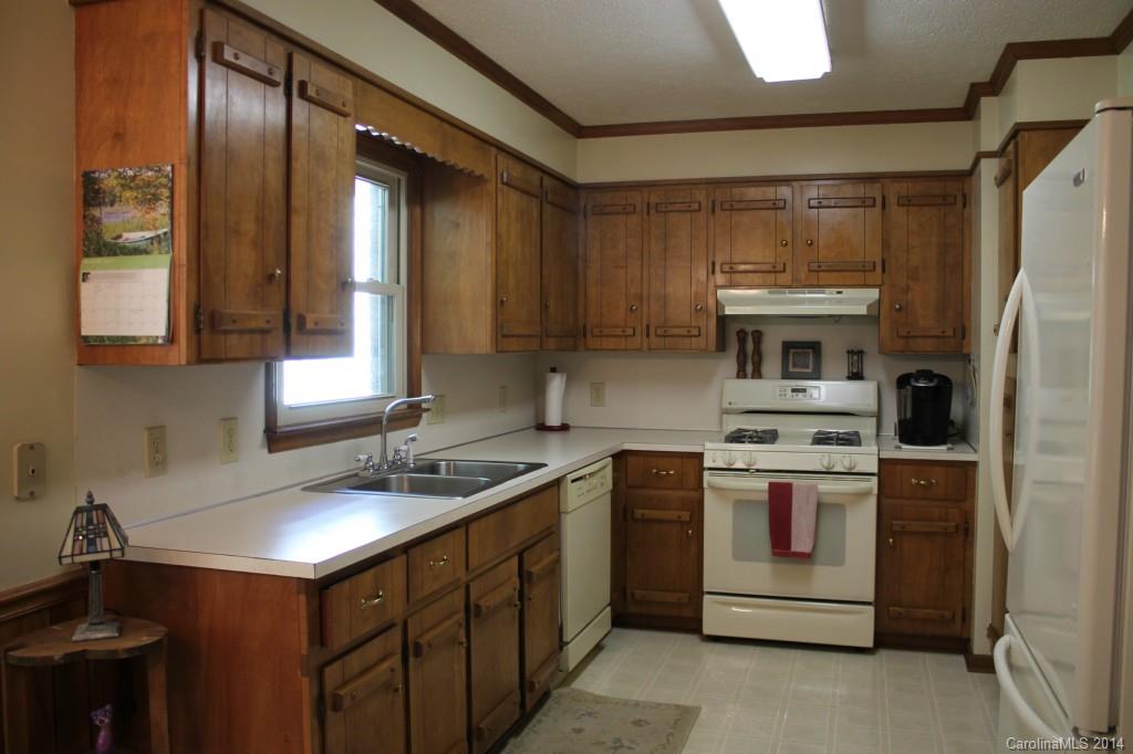 3147 Horseshoe Trail Fort Mill, SC 29708 - Photo 4 of 12 a kitchen that has a sink and a stove in it