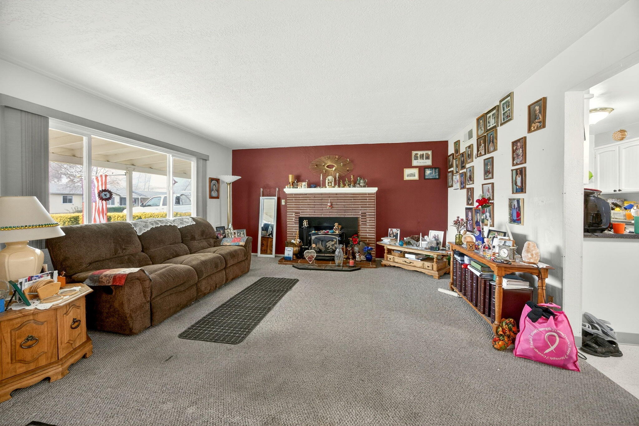 709 Lawnsdale Road Medford, OR 97504 - Photo 13 of 36 Living Room