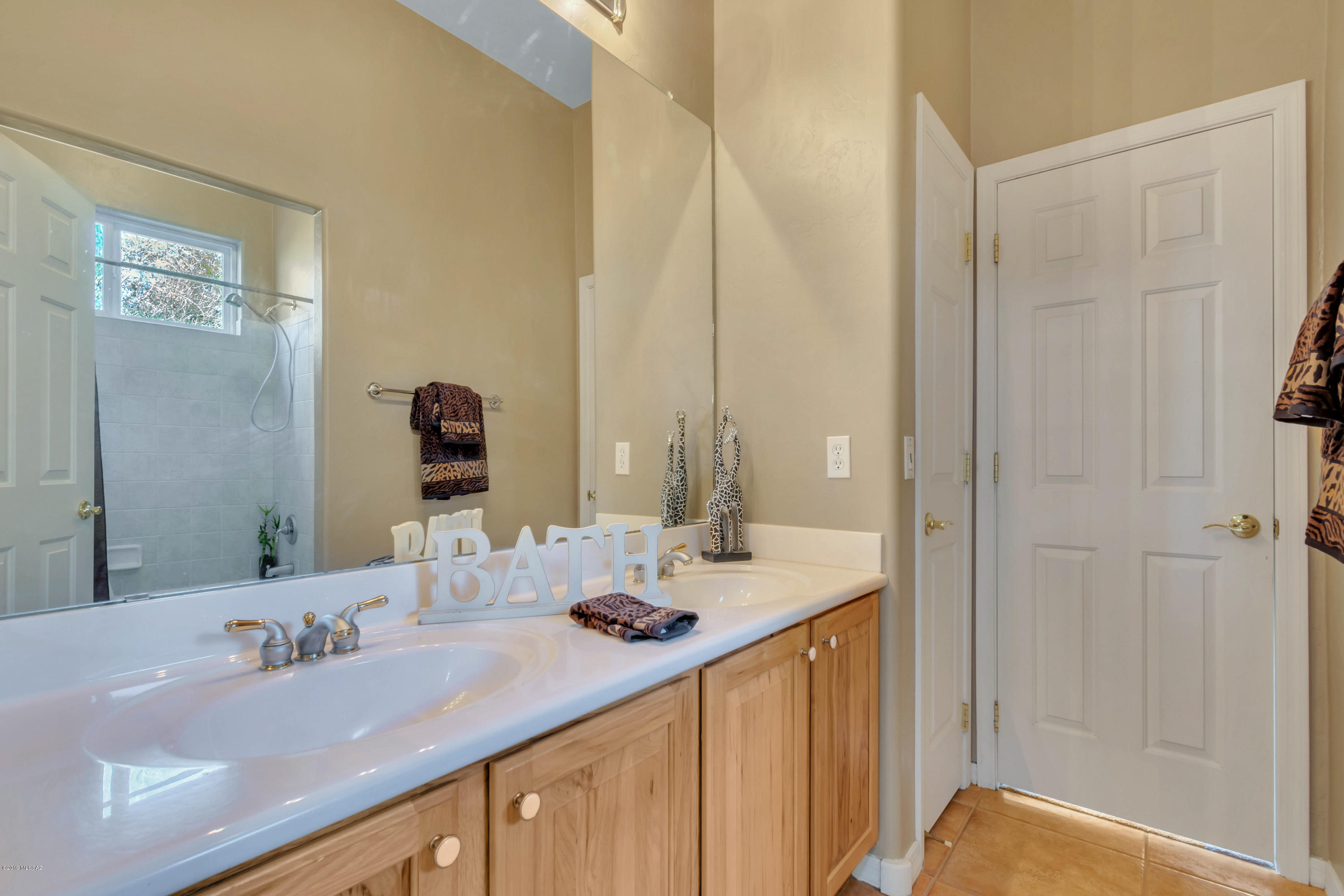 12682 North Spirit Mountain Road Oro Valley, AZ 85755 - Photo 10 of 40 a bathroom with 2 sink and a mirror