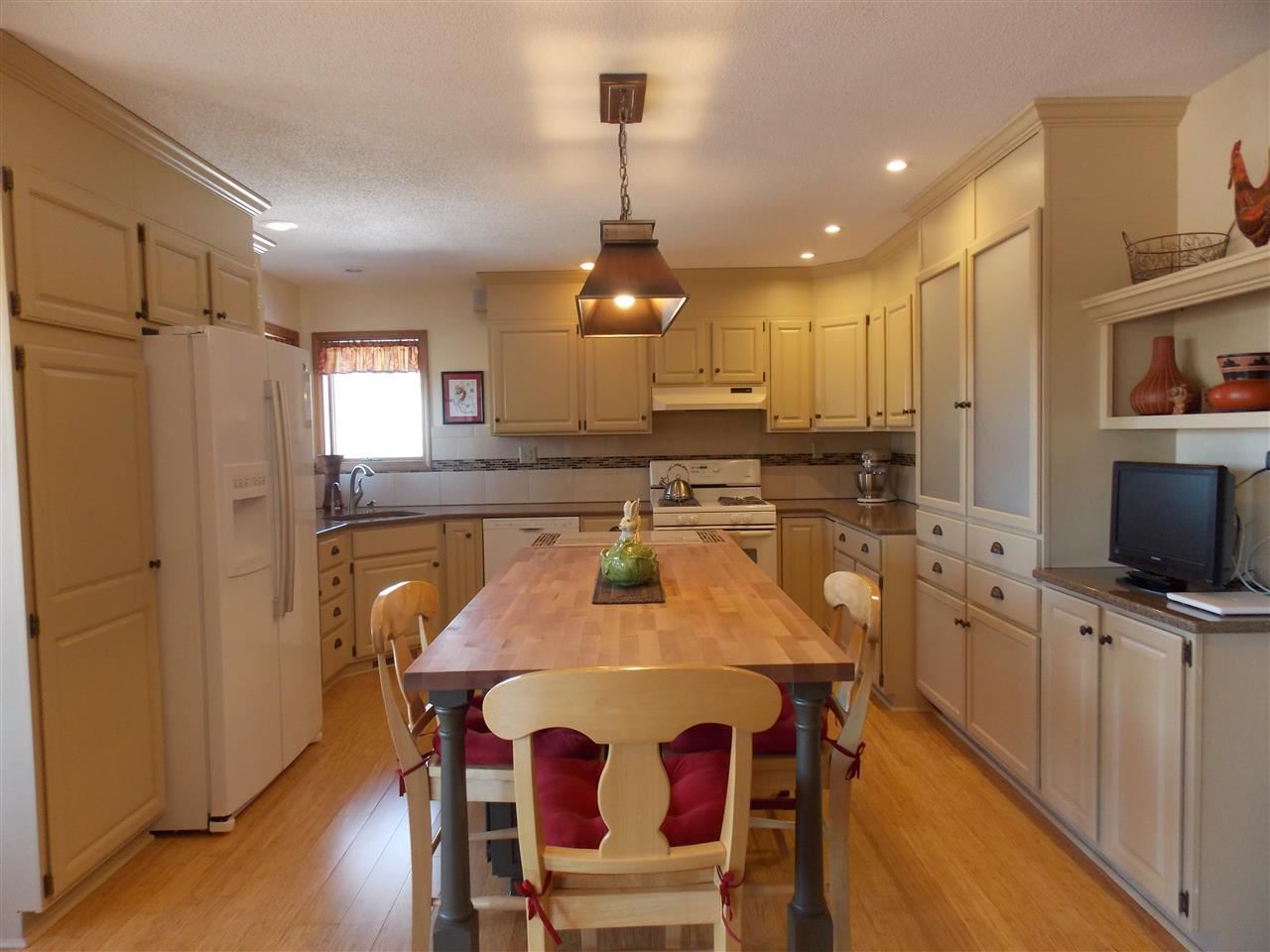 15228 East McNeal Road Monroe Center, IL 61052 - Photo 4 of 25 a large kitchen with a table and chairs